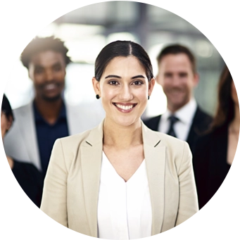 Güvenle gülümseyen bir iş kadını ve arkasında duran çeşitli profesyonellerden oluşan bir grup.